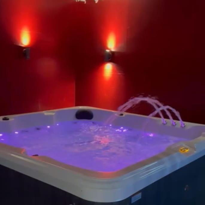 The Exclusive Jacuzzi Apartment Birmingham Dış mekan fotoğraf